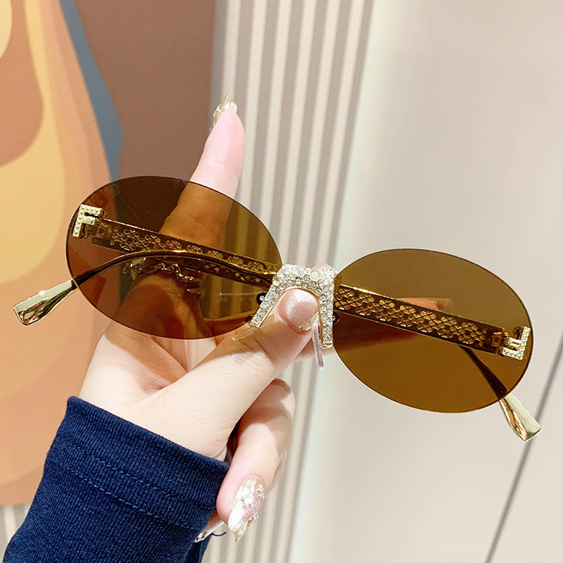 Dame solbrille med glitrende ramme og ovale glass Luvikno