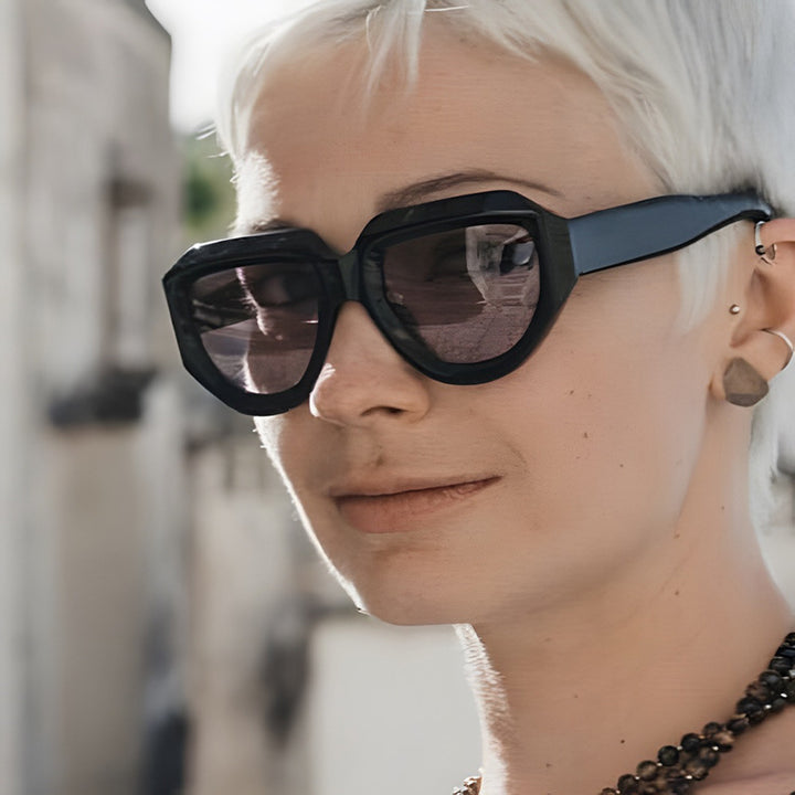 Dame moteriktig solbrille med unik, kvadratisk ramme Luvikno
