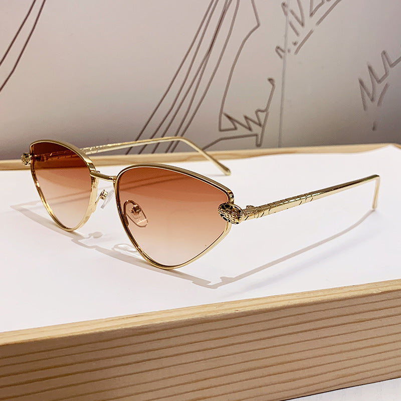 Dame designer solbrille med stilig cat-eye design og luksuriøs ramme Luvikno