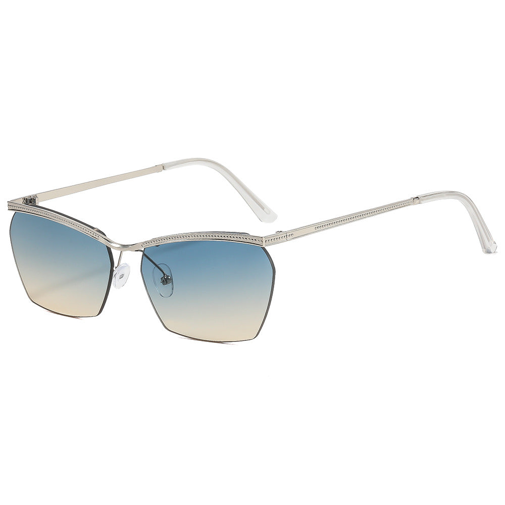 Dame moterik solbrille med filigran ramme og myk fargegradient Luvikno