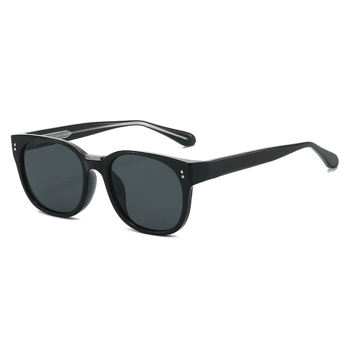 Dame moteriktig solbrille med gjennomsiktig ramme og elegante detaljer Luvikno