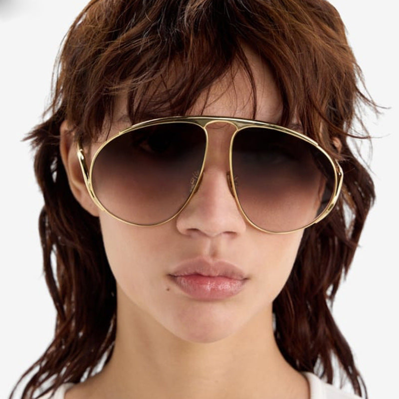 Dame moteriktig pilot-solbrille med polariserte linser og elegant metallramme Luvikno
