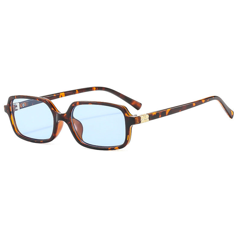 Dame moteriktig solbrille med elegant plastramme og originalt design Luvikno
