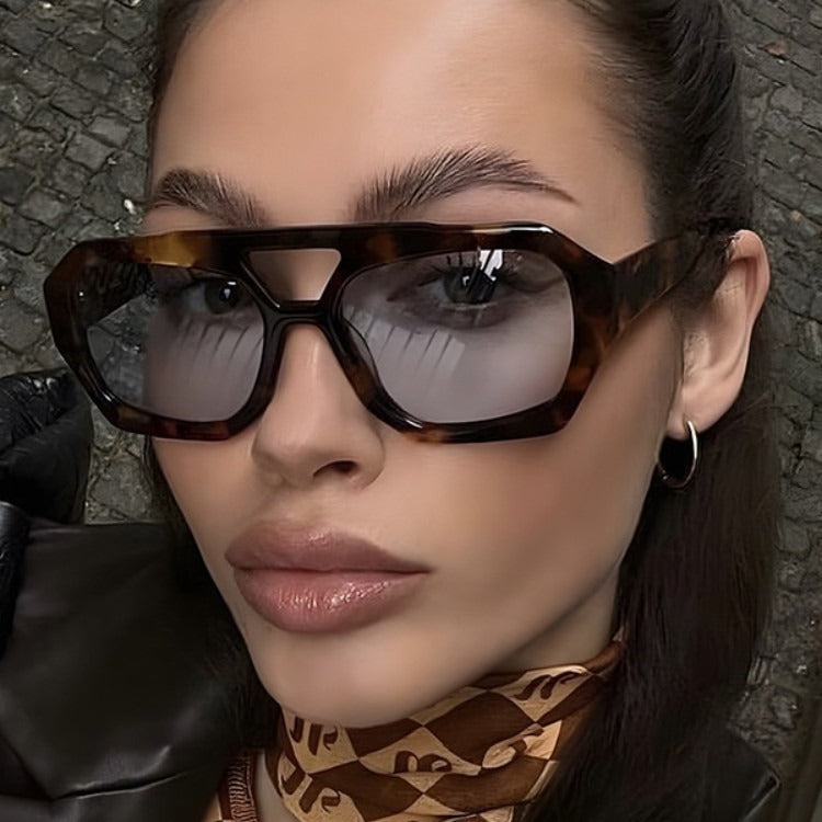 Dame moteriktig solbrille i eksklusiv oktagon-design Luvikno