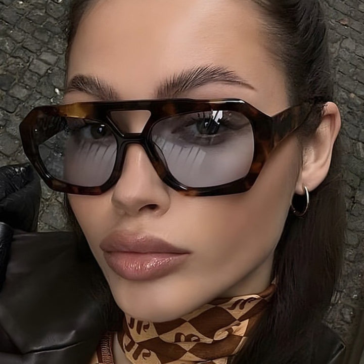 Dame moteriktig solbrille i eksklusiv oktagon-design Luvikno