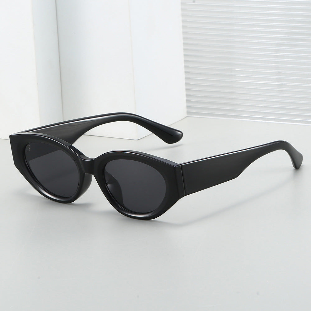 Dame Cat-Eye solbrille med moderne, transparent ramme og UV-beskyttelse Luvikno