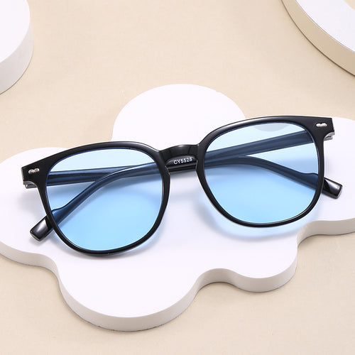 Dame stylish solbrille med transparent ramme og elegant design Luvikno