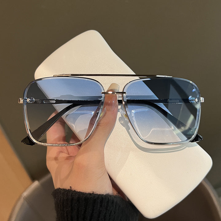 Dame kvadratisk solbrille med beskyttende glass og moderne metallramme Luvikno