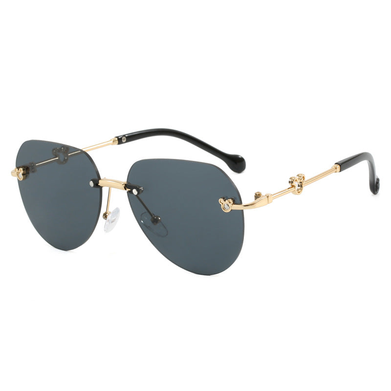 Dame lett geometrisk solbrille med unik ramme og speilede glass Luvikno