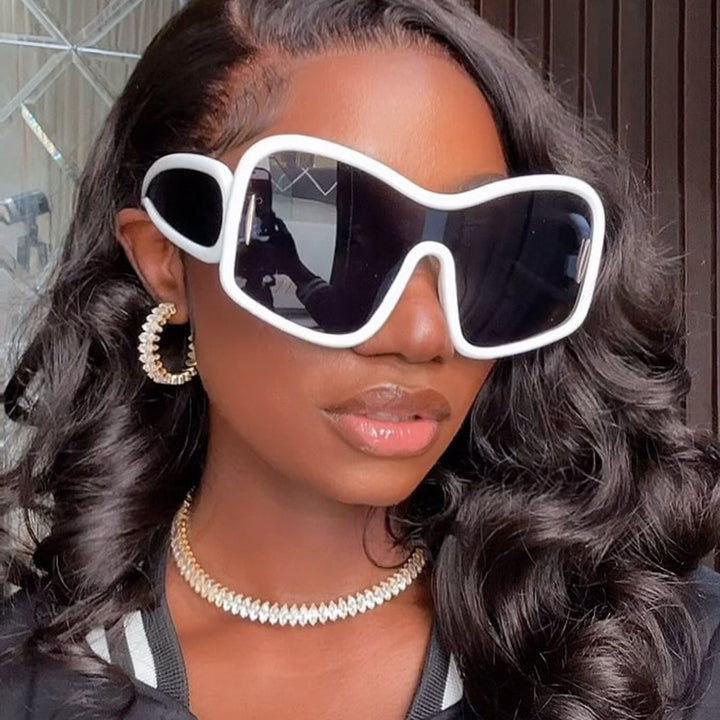 Dame futuristisk solbrille med ekstra bred design og beskyttende UV-filter Luvikno