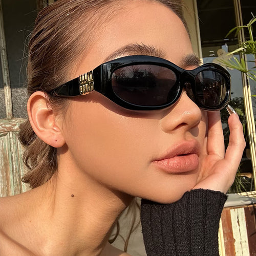 Dame moteriktig solbrille i bølget design med luksuriøse detaljer Luvikno