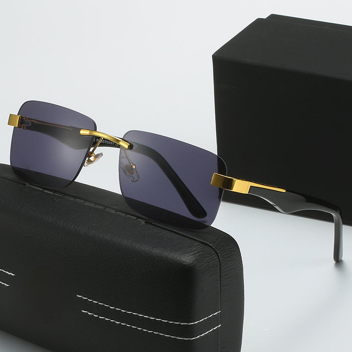 Dame moteriktig halvrammebrille med elegant metall- og plastmix Luvikno