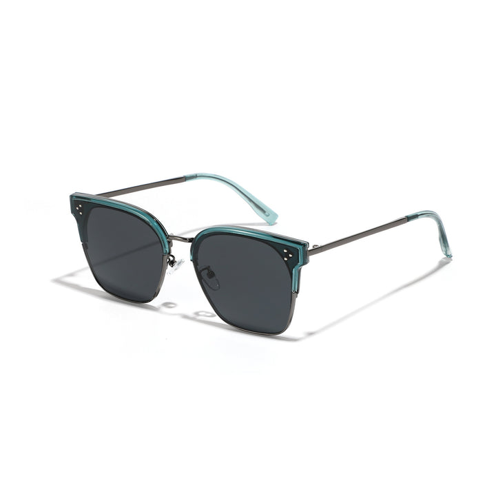 Dame moteriktig solbrille med markant design og kontrastfylt ramme Luvikno