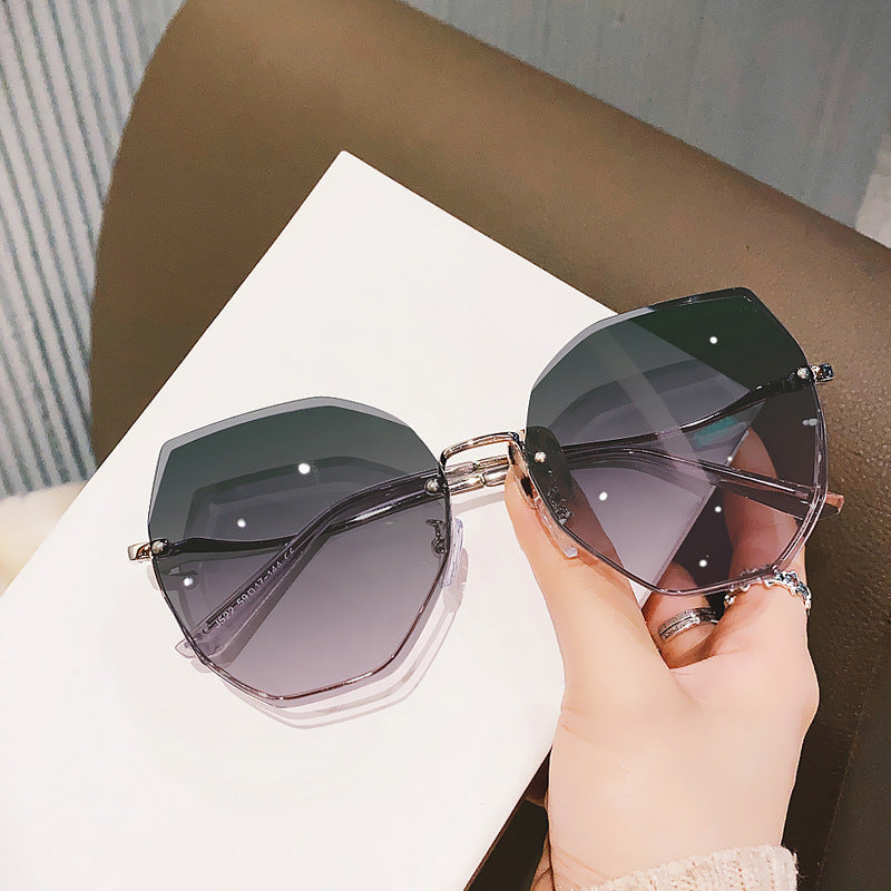 Dame oversized solbriller med stilfull, fasettert ramme Luvikno