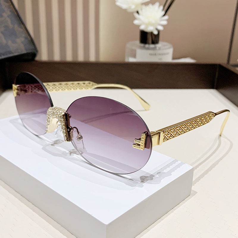 Dame solbrille med glitrende ramme og ovale glass Luvikno