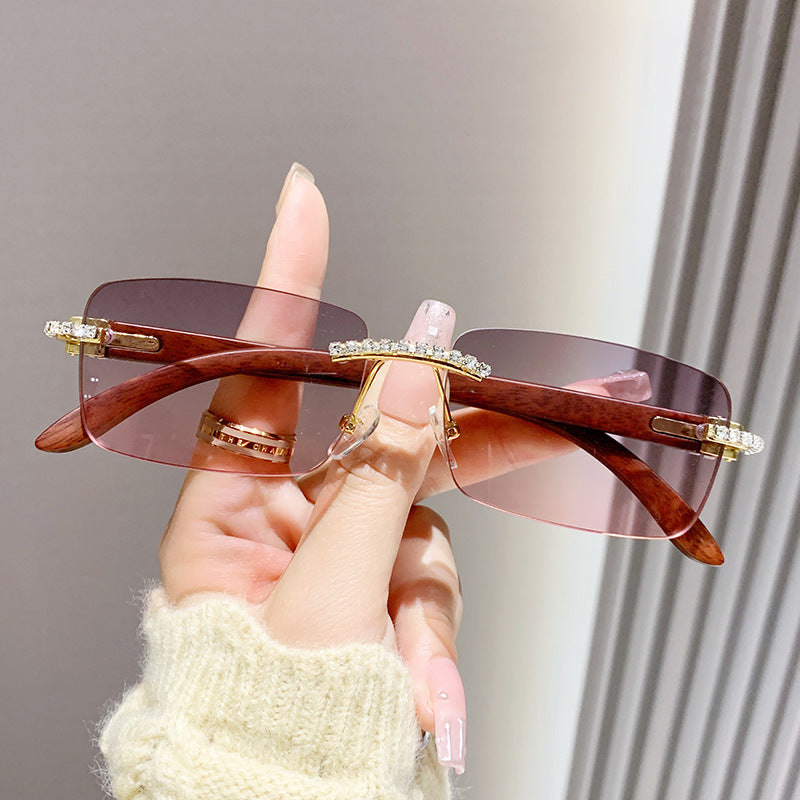 Dame elegant solbrille med unik ramme Luvikno