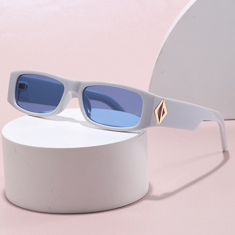 Damer moteriktig rektangulær solbrille med stilfull metallapplikasjon Luvikno