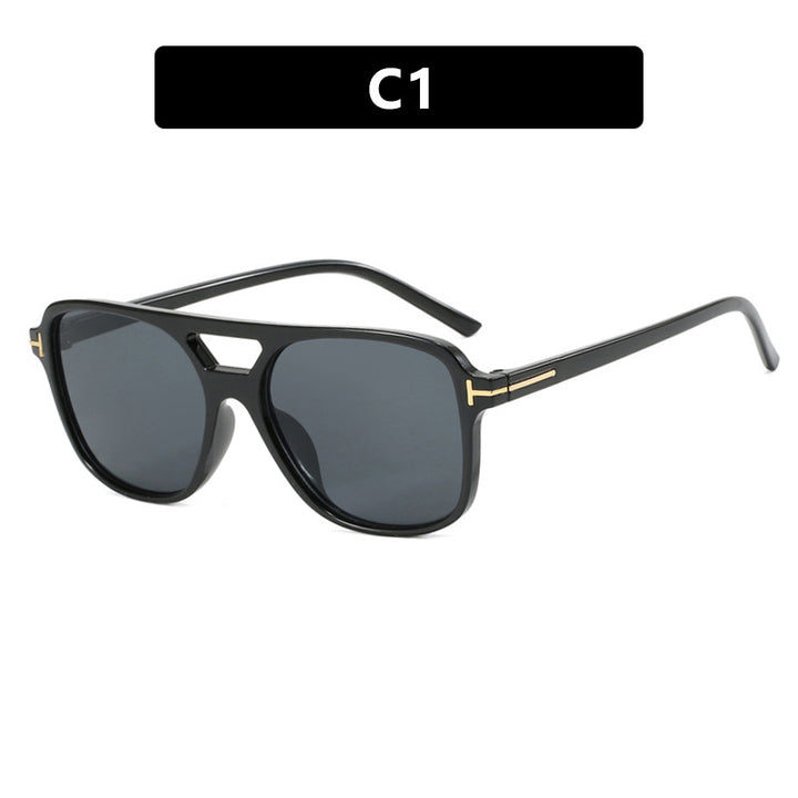 Dame moteriktig solbrille i stilfull ramme Luvikno