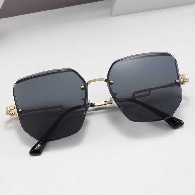 Dame geometrisk designer-solbrille med speilende linser Luvikno