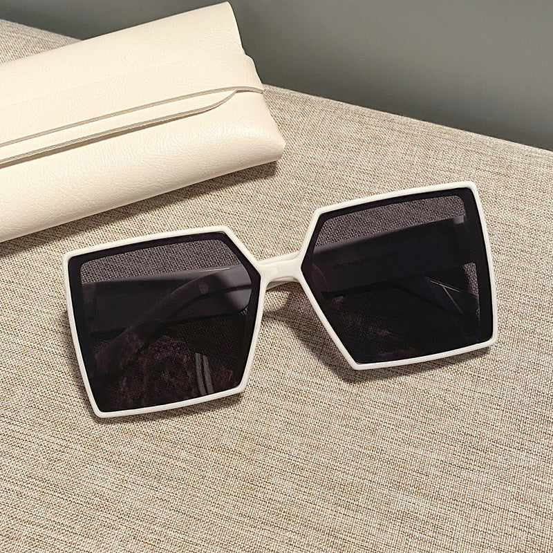 Dame kvadratisk solbrille med robust ramme og stillegant design Luvikno