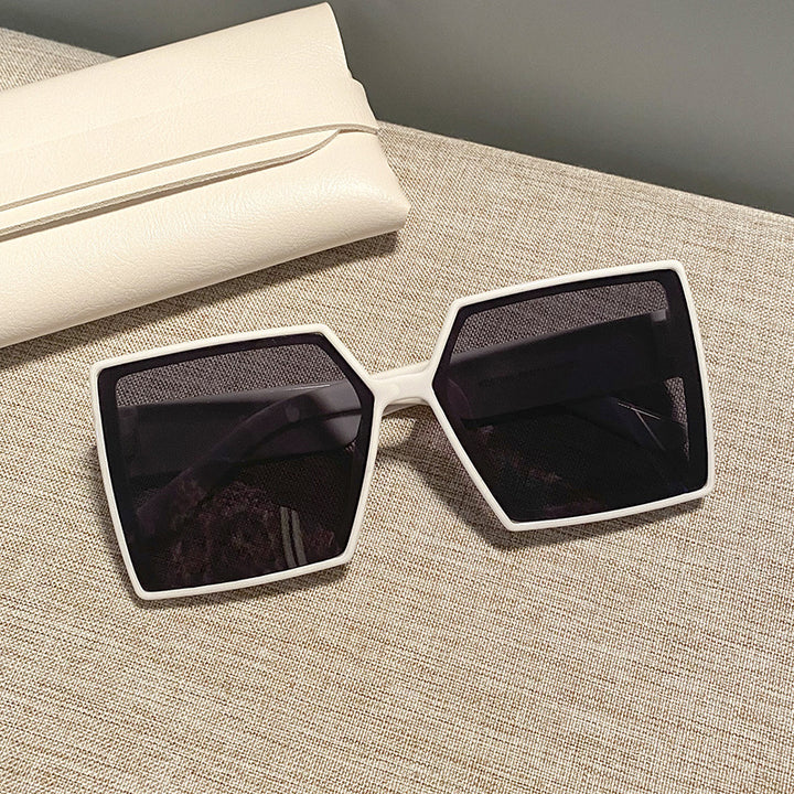 Dame kvadratisk solbrille med robust ramme og stillegant design Luvikno