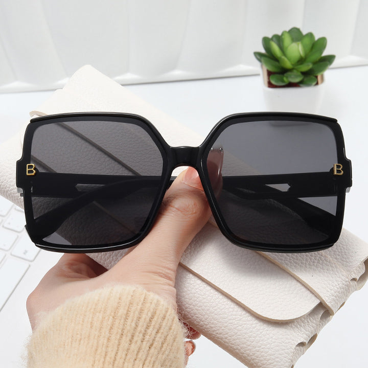 Dame moteriktig oversized solbrille med ekstravagante aksenter Luvikno
