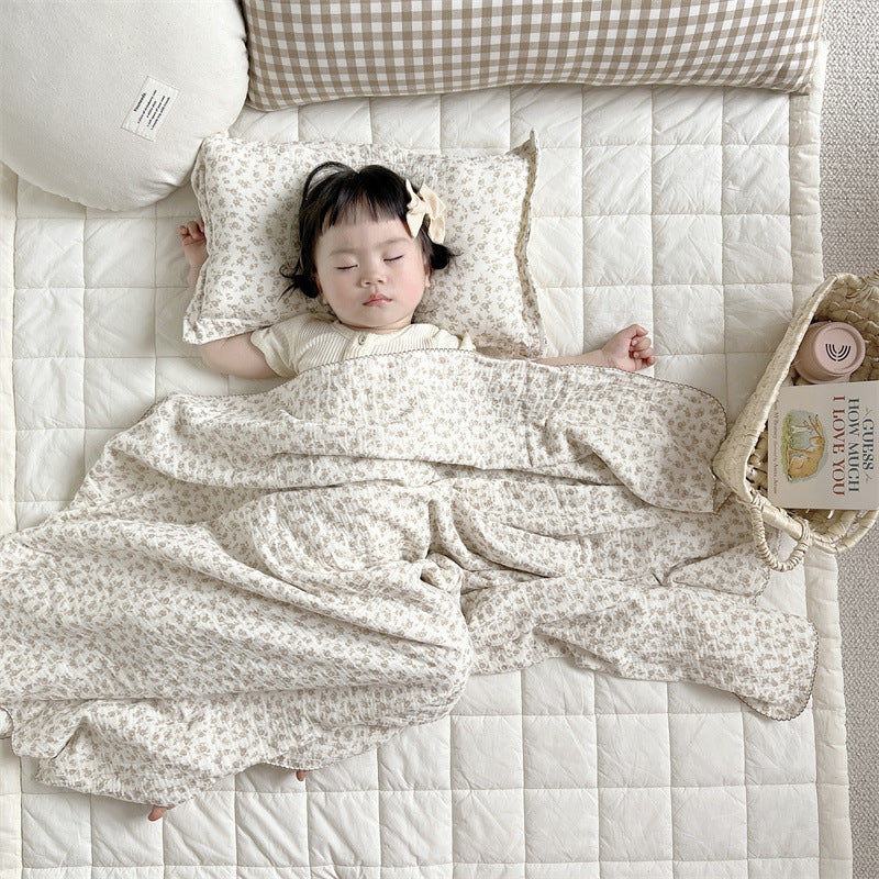 Unisex Musselinteppe med delikat blomsterdesign og elegante volanger Luvikno