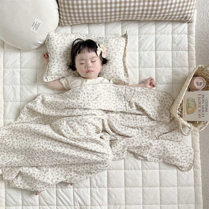 Unisex Musselinteppe med delikat blomsterdesign og elegante volanger Luvikno
