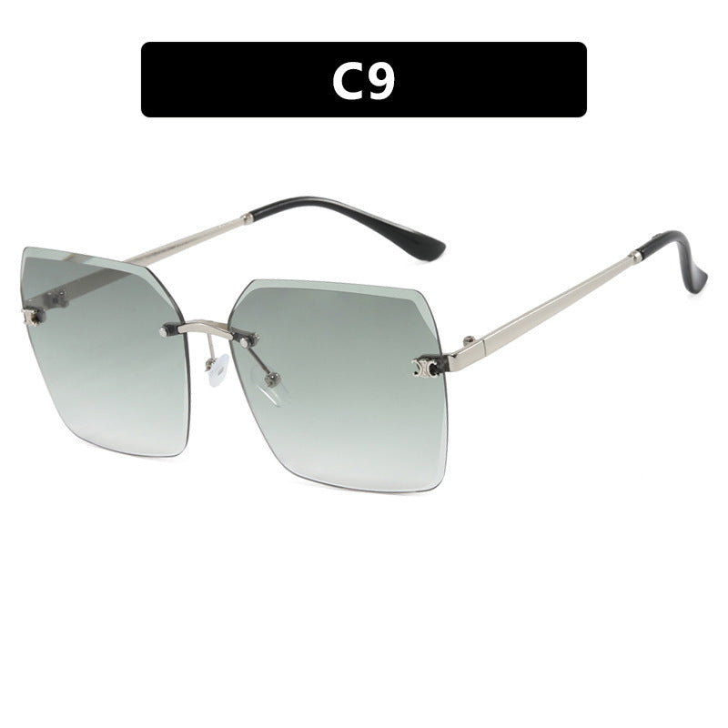 Dame firkantet solbrille i moderne design med filigran metallramme Luvikno