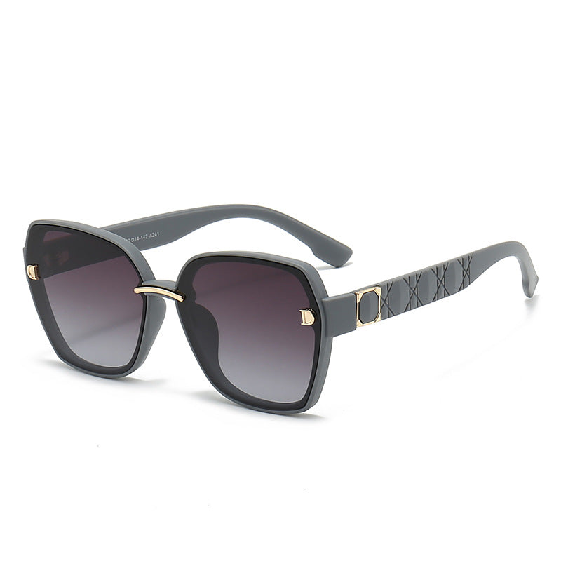 Dame solbrille med stilfull, kvadratisk ramme og elegante detaljer Luvikno