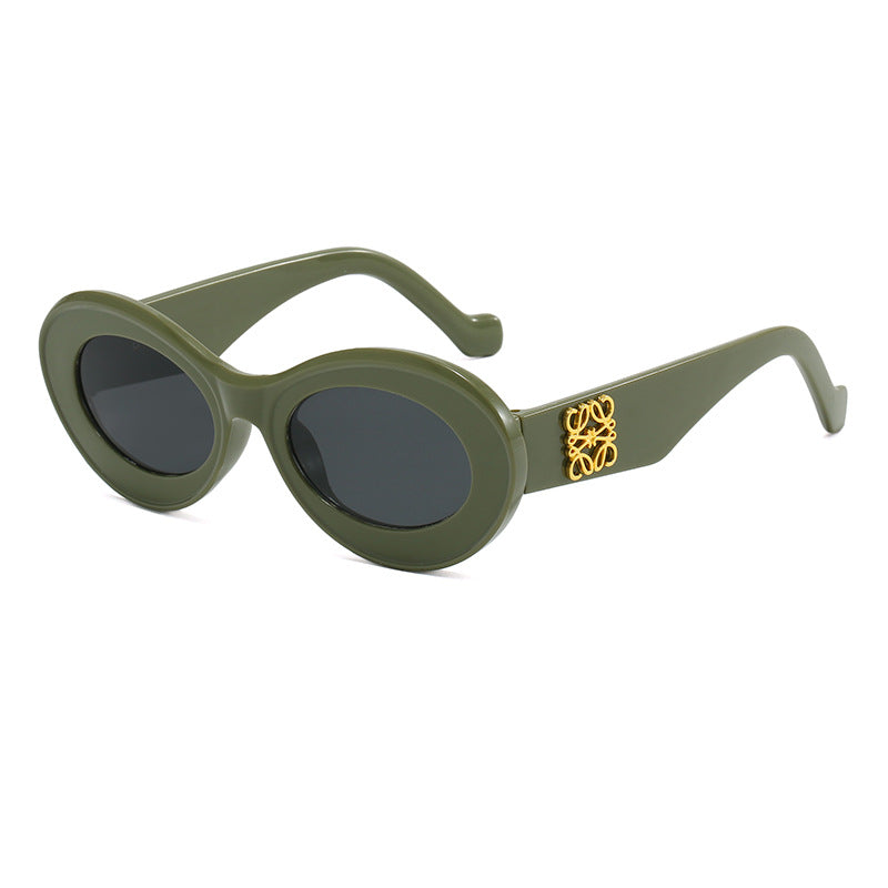 Dame moteriktig solbrille med oval ramme og gullapplikasjoner Luvikno