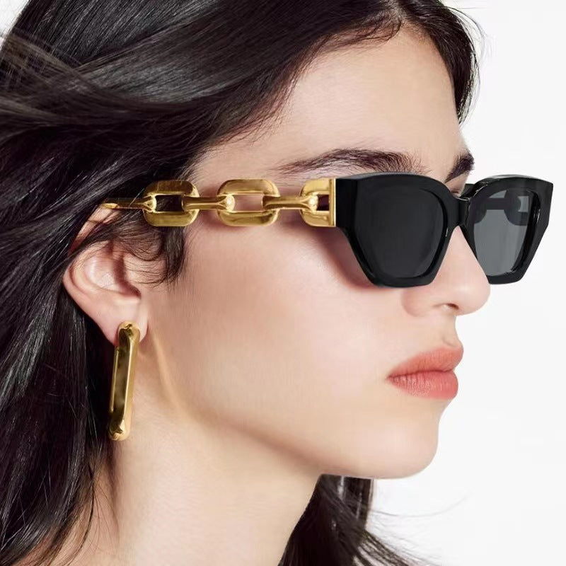Dame Cat-Eye solbrille med dekorativ kjettingramme Luvikno
