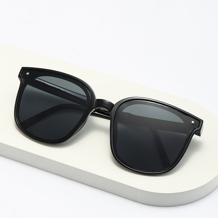 Dame klassisk solbrille i stilfull design Luvikno