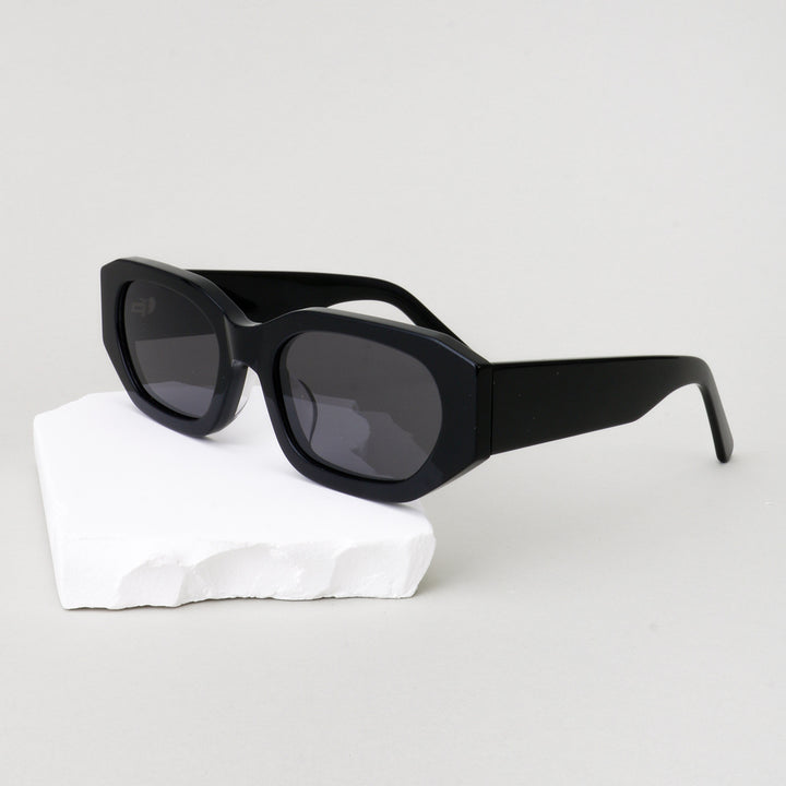 Dame moteriktig solbrille i stilfull, oversized design Luvikno
