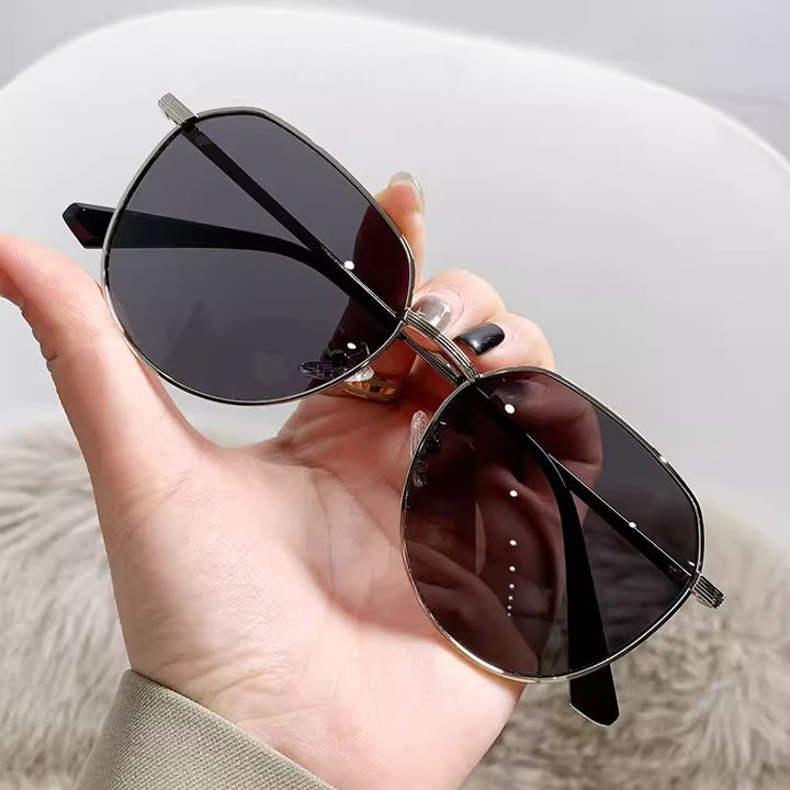 Dame kattøyer solbrille med elegant metallramme Luvikno