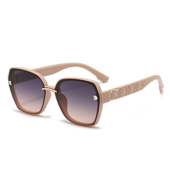 Dame solbrille med stilfull, kvadratisk ramme og elegante detaljer Luvikno