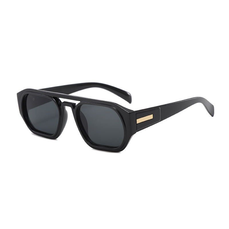 Dame moteriktig rektangulær brille med elegant metalled accent Luvikno