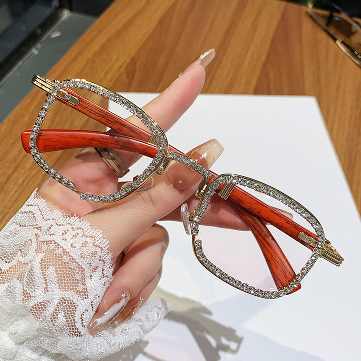 Dame solbrille med strassbesatt ramme og moderne tre-design Luvikno