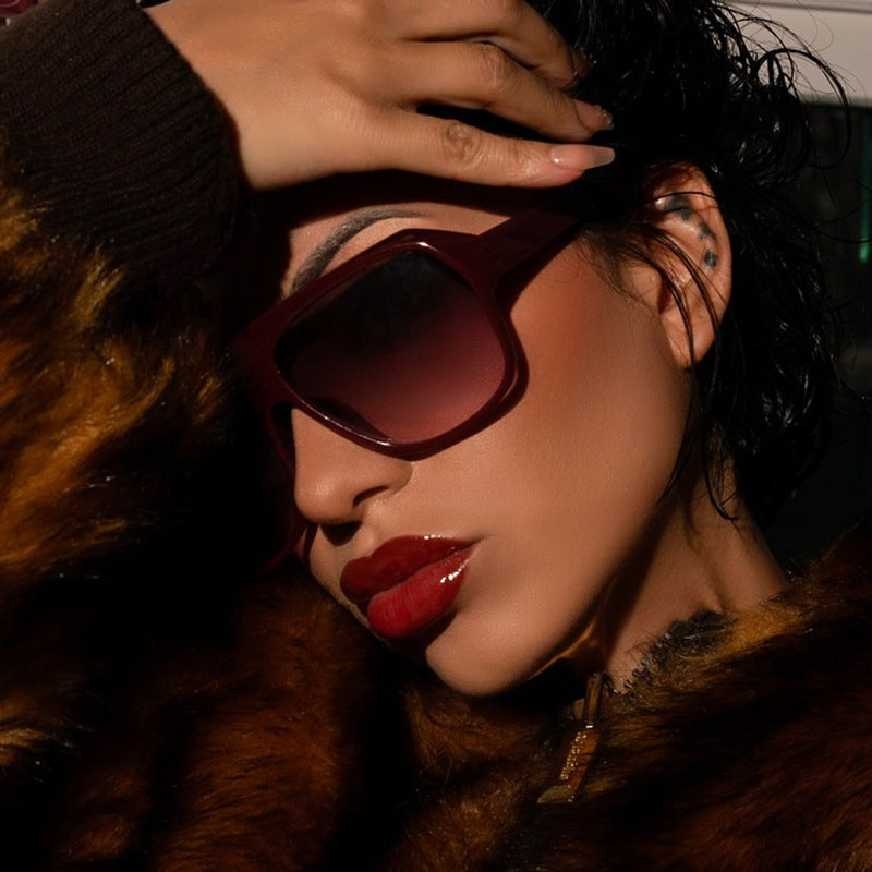 Dame moteriktig oversized solbrille med sporty design Luvikno