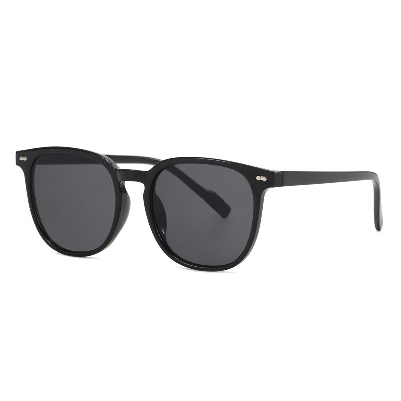 Dame stylish solbrille med transparent ramme og elegant design Luvikno