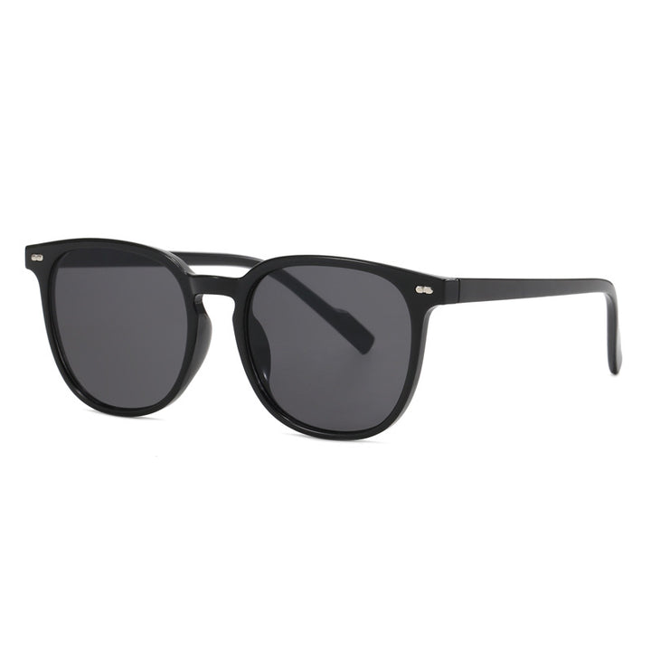 Dame stylish solbrille med transparent ramme og elegant design Luvikno