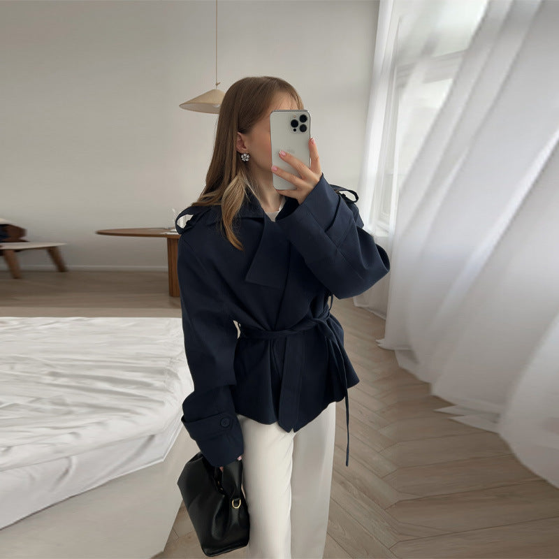 Luvik | Naisille Modisk Trenssitakki sisäänleikkauksilla ja vyöllä