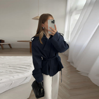 Luvik | Naisille Modisk Trenssitakki sisäänleikkauksilla ja vyöllä