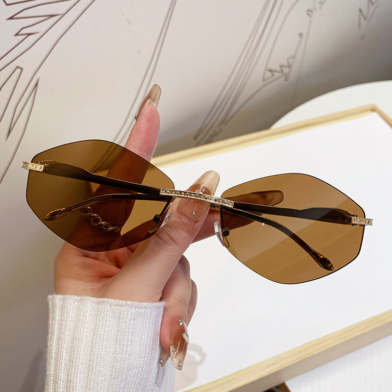 Dame ekstravagant solbrille med glitrende aksenter Luvikno