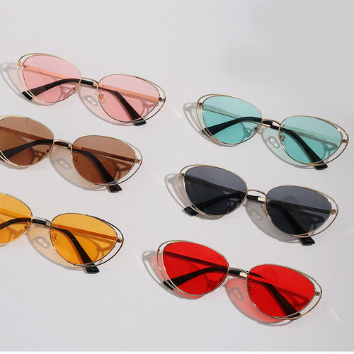 Dame geometrisk solbrille med rødt glass og elegant metallramme Luvikno