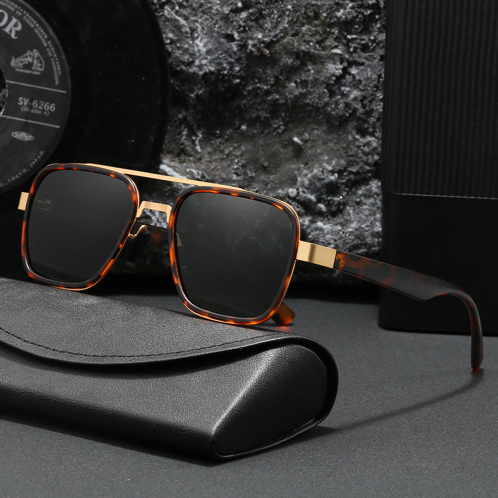 Dame moteriktig solbrille med firkantet ramme og innovative linser Luvikno