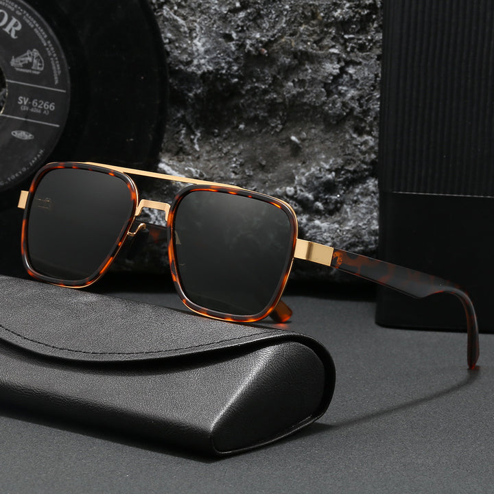 Dame moteriktig solbrille med firkantet ramme og innovative linser Luvikno