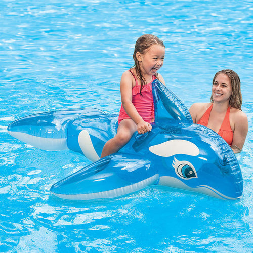 Kvinne oppblåsbar delfin lekeøya Luvikno