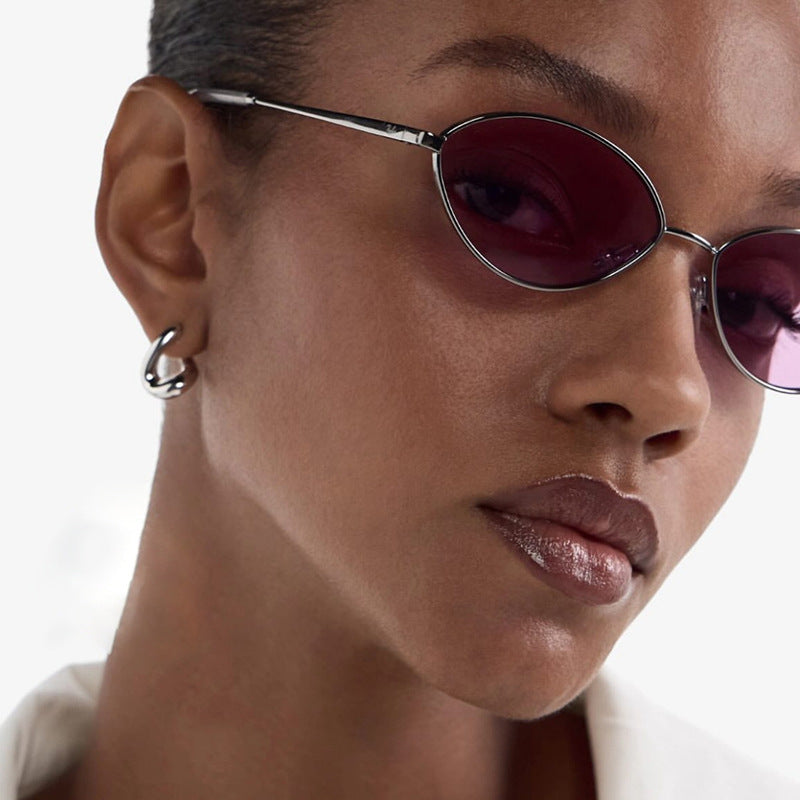 Dame moteriktig solbrille med ovalt design og polariserte linser Luvikno