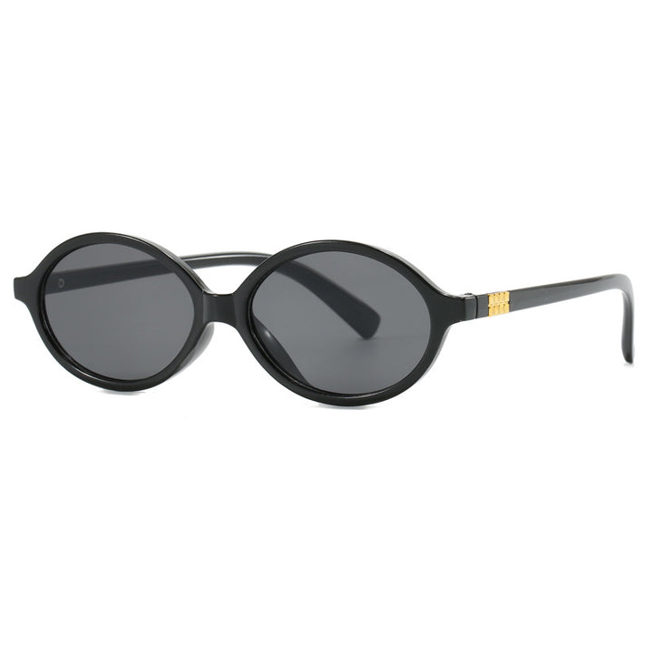 Dame moteriktig solbrille med oval ramme og gyldne detaljer Luvikno